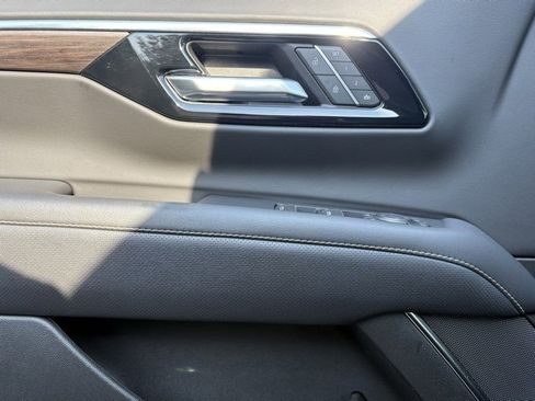 Certified 2025 Chevrolet Suburban Premier image 29