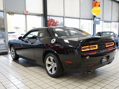 Used 2019 Dodge Challenger SXT image 5