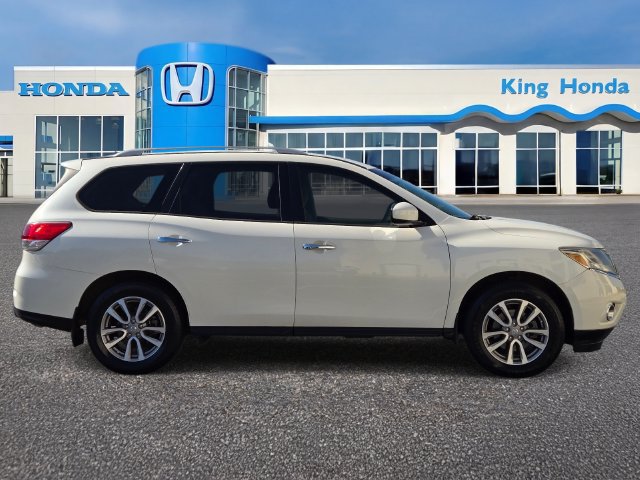 Used 2015 Nissan Pathfinder SV w/ Trailer Tow Package FWD image 6