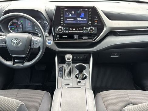 Used 2021 Toyota Highlander LE AWD/4WD image 19