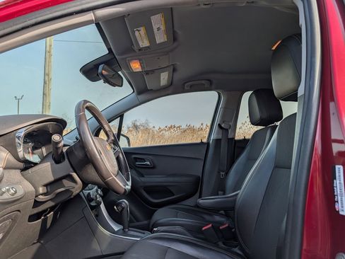 Used 2019 Chevrolet Trax LT w/ LT Convenience Package image 9