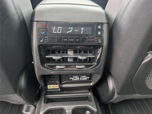 Used 2022 Jeep Grand Cherokee L Limited w/ Luxury Tech Group II AWD/4WD image 17