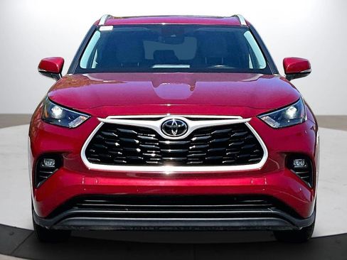 Used 2023 Toyota Highlander XLE FWD image 3