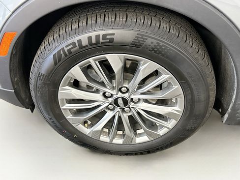 Used 2024 Cadillac XT4 Premium Luxury image 11