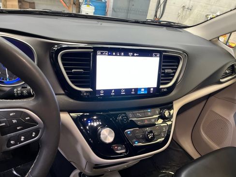 Used 2023 Chrysler Pacifica Touring-L FWD image 20
