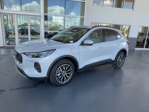 Certified 2025 Ford Escape SE w/ PHEV Premium Package FWD image 2