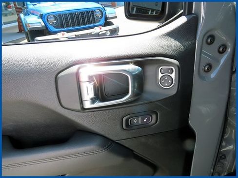Used 2023 Jeep Wrangler Unlimited Sahara AWD/4WD image 13