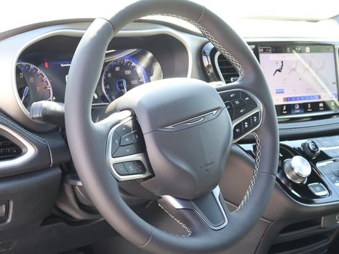 New 2027 Chrysler Pacifica Select FWD image 23