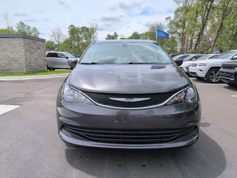 Used 2017 Chrysler Pacifica Touring w/ Tire & Wheel Group FWD image 2