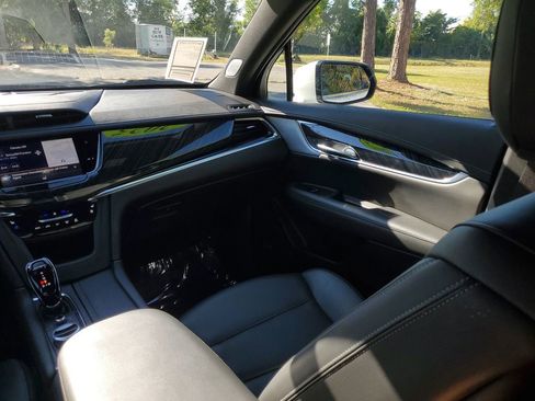 Used 2025 Cadillac XT6 Premium Luxury image 26