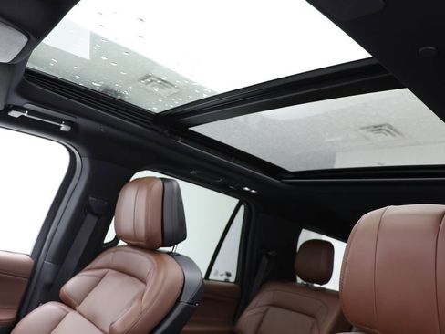 Used 2025 Lincoln Navigator Reserve AWD/4WD image 19