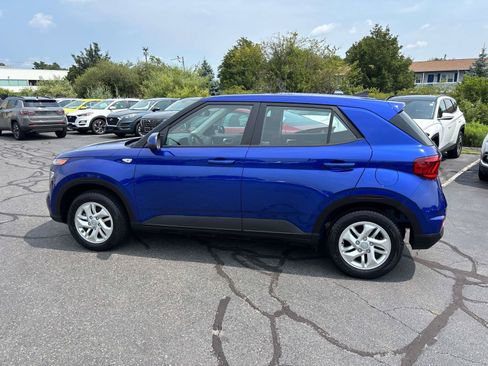 Certified 2022 Hyundai Venue SE w/ Cargo Package FWD image 2