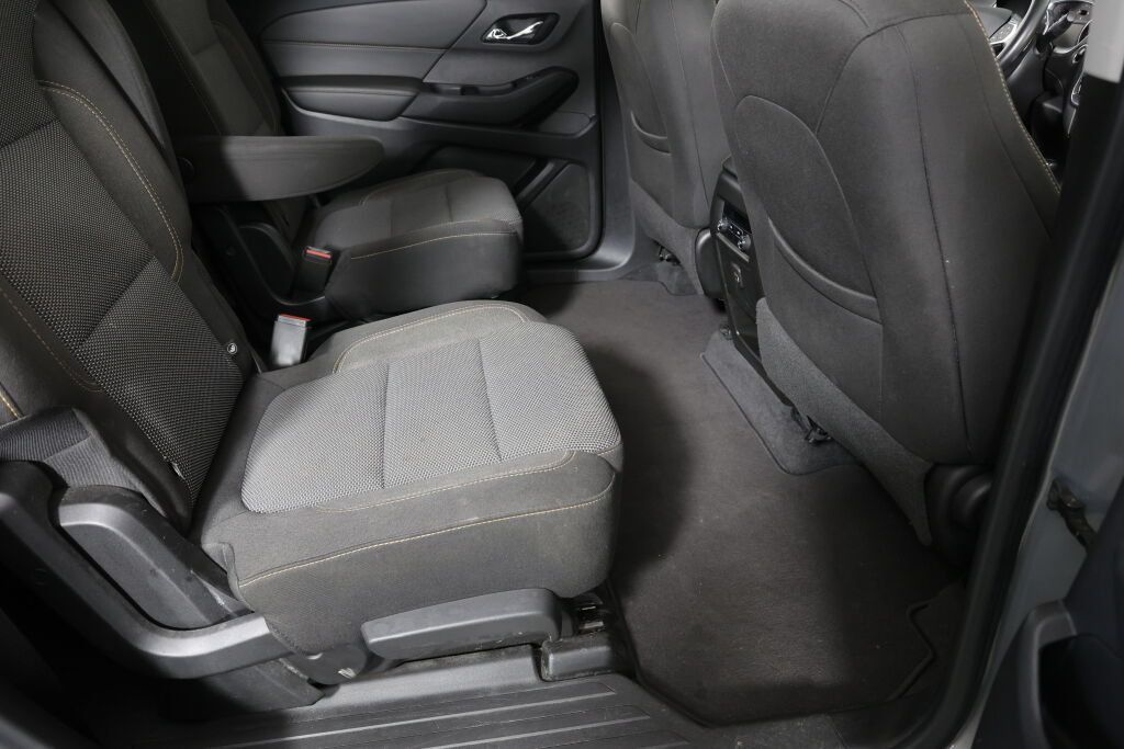 Used 2018 Chevrolet Traverse LT FWD image 23