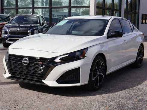 Used 2024 Nissan Altima 2.5 SR w/ SR Premium Package FWD image 6