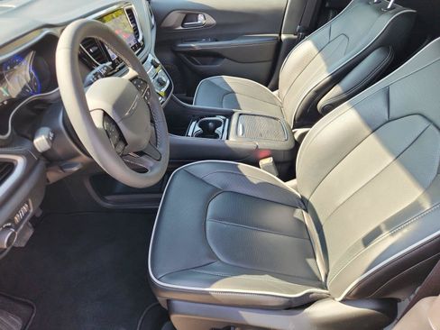 Used 2027 Chrysler Pacifica Limited FWD image 10