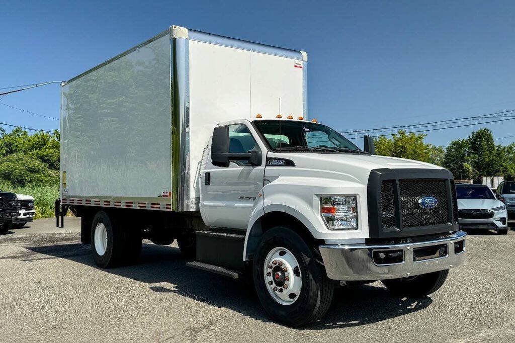 Used 2022 Ford F650 2WD Regular Cab Super Duty image 1