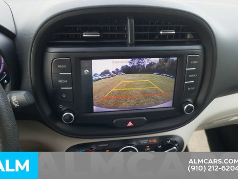 Used 2025 Kia Soul LX w/ LX Technology Package FWD image 9