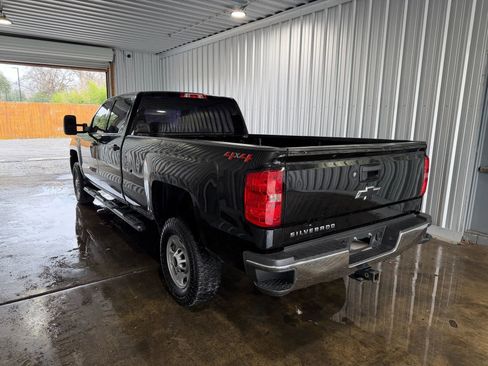Used 2019 Chevrolet Silverado 2500 W/T AWD/4WD image 2