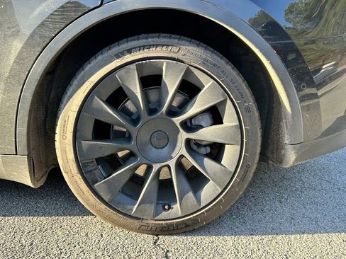 Used 2021 Tesla Model Y Long Range image 10