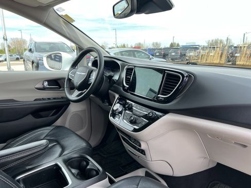 Used 2022 Chrysler Pacifica Touring-L image 18
