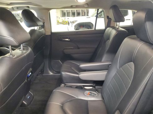 Certified 2023 Toyota Highlander XLE image 11