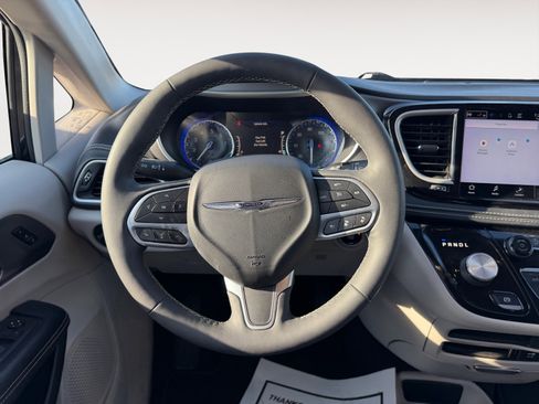 Used 2022 Chrysler Pacifica Touring-L image 12