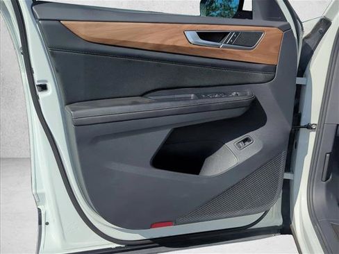 Used 2024 Volkswagen Atlas SE w/ Panoramic Sunroof Package FWD image 17