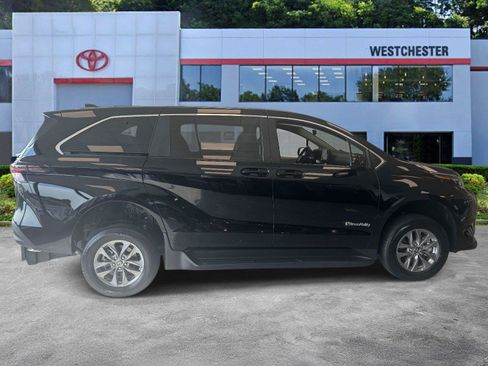 Used 2026 Toyota Sienna LE FWD image 6