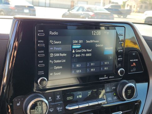 Used 2022 Toyota Highlander XLE image 15