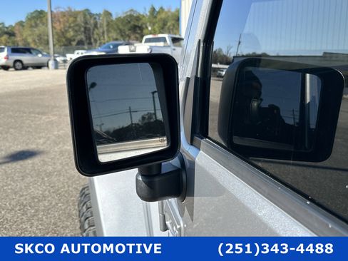 Used 2017 Jeep Wrangler Unlimited Sahara w/ Connectivity Group image 10