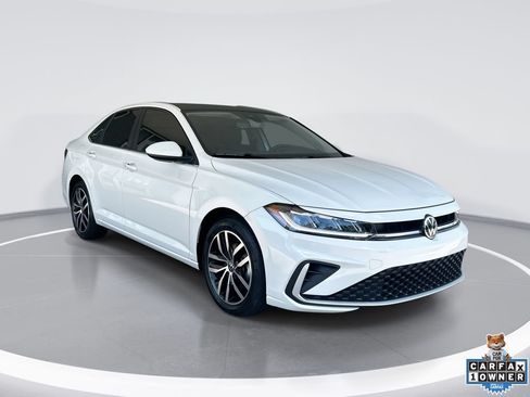 Certified 2025 Volkswagen Jetta SE FWD image 40