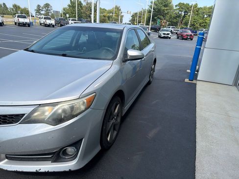 Used 2012 Toyota Camry SE w/ Leather Pkg FWD image 2