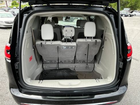 Used 2021 Chrysler Pacifica Touring-L FWD image 14
