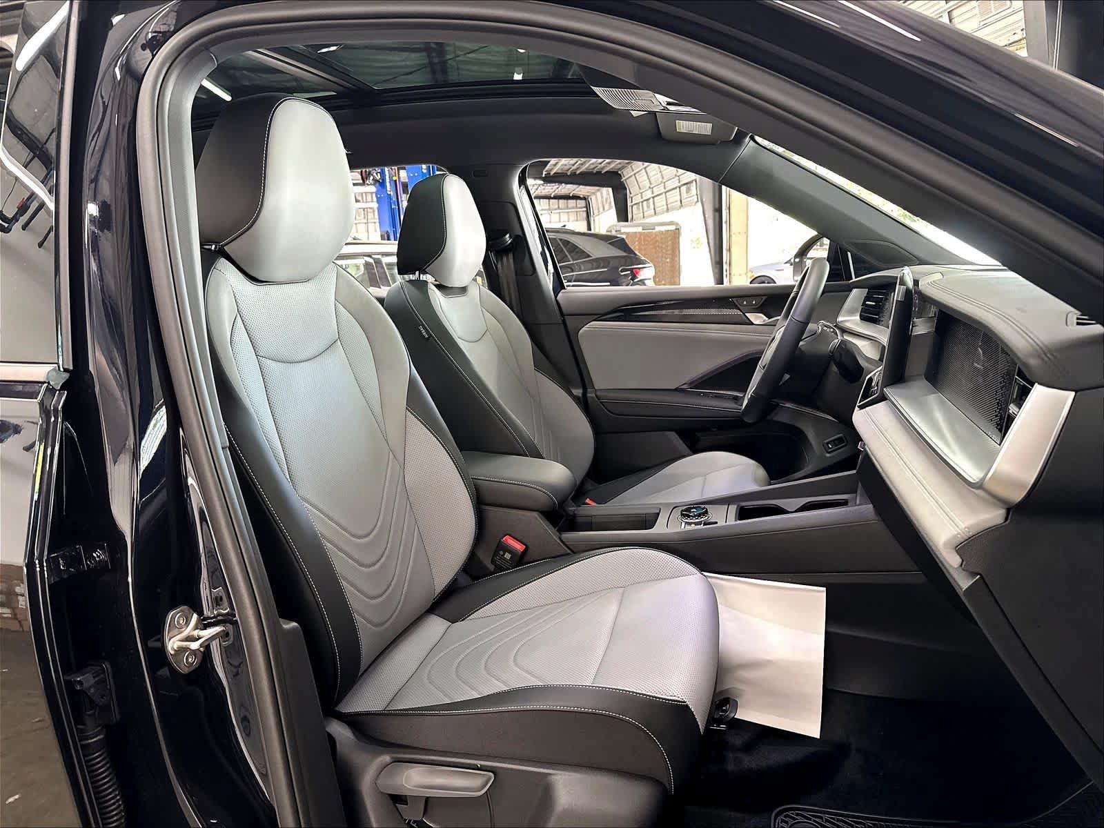 New 2026 Volkswagen Tiguan SE R-Line AWD/4WD image 11