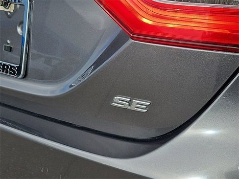 Used 2020 Toyota Camry SE image 6