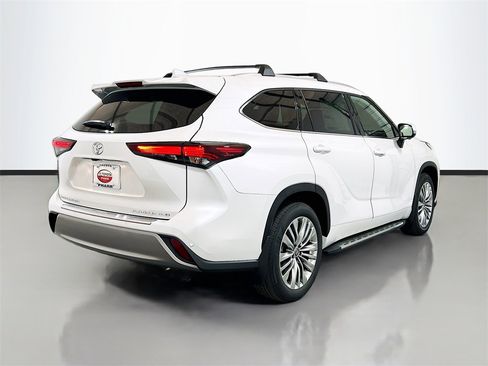 New 2025 Toyota Highlander Platinum image 4