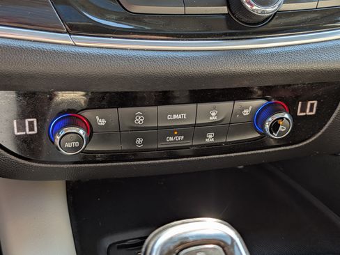 Used 2020 Buick Enclave Essence FWD image 23