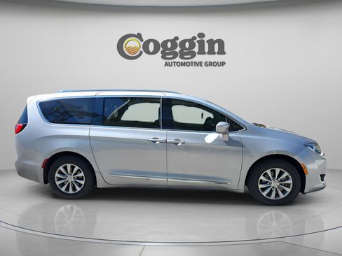 Used 2019 Chrysler Pacifica Touring-L image 7