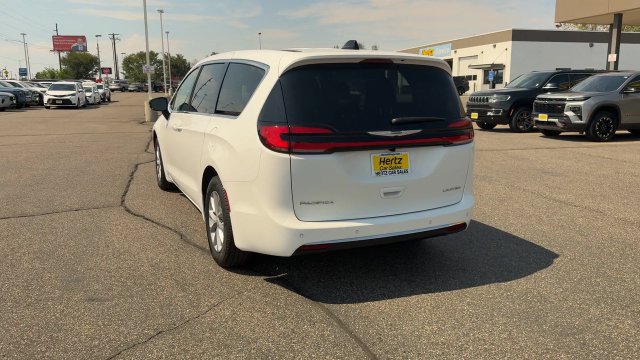 Used 2026 Chrysler Pacifica Limited FWD image 7