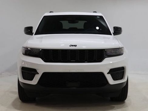 Used 2023 Jeep Grand Cherokee Altitude AWD/4WD image 2