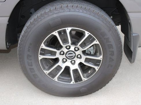 Used 2024 Nissan Titan SV w/ SV Convenience Package image 27