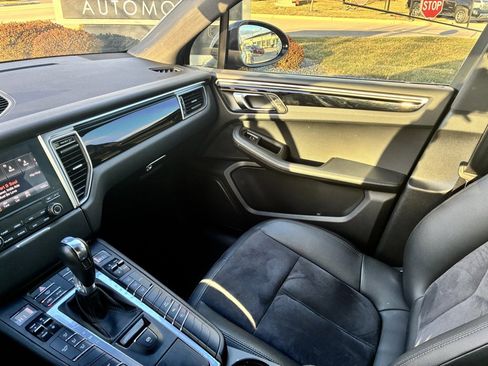 Used 2017 Porsche Macan w/ Driver Memory Package image 26