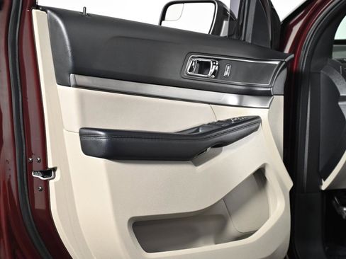 Used 2018 Ford Explorer XLT w/ Equipment Group 202A image 28