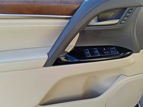 Used 2020 Lexus LX 570 4WD w/ Luxury Package image 10