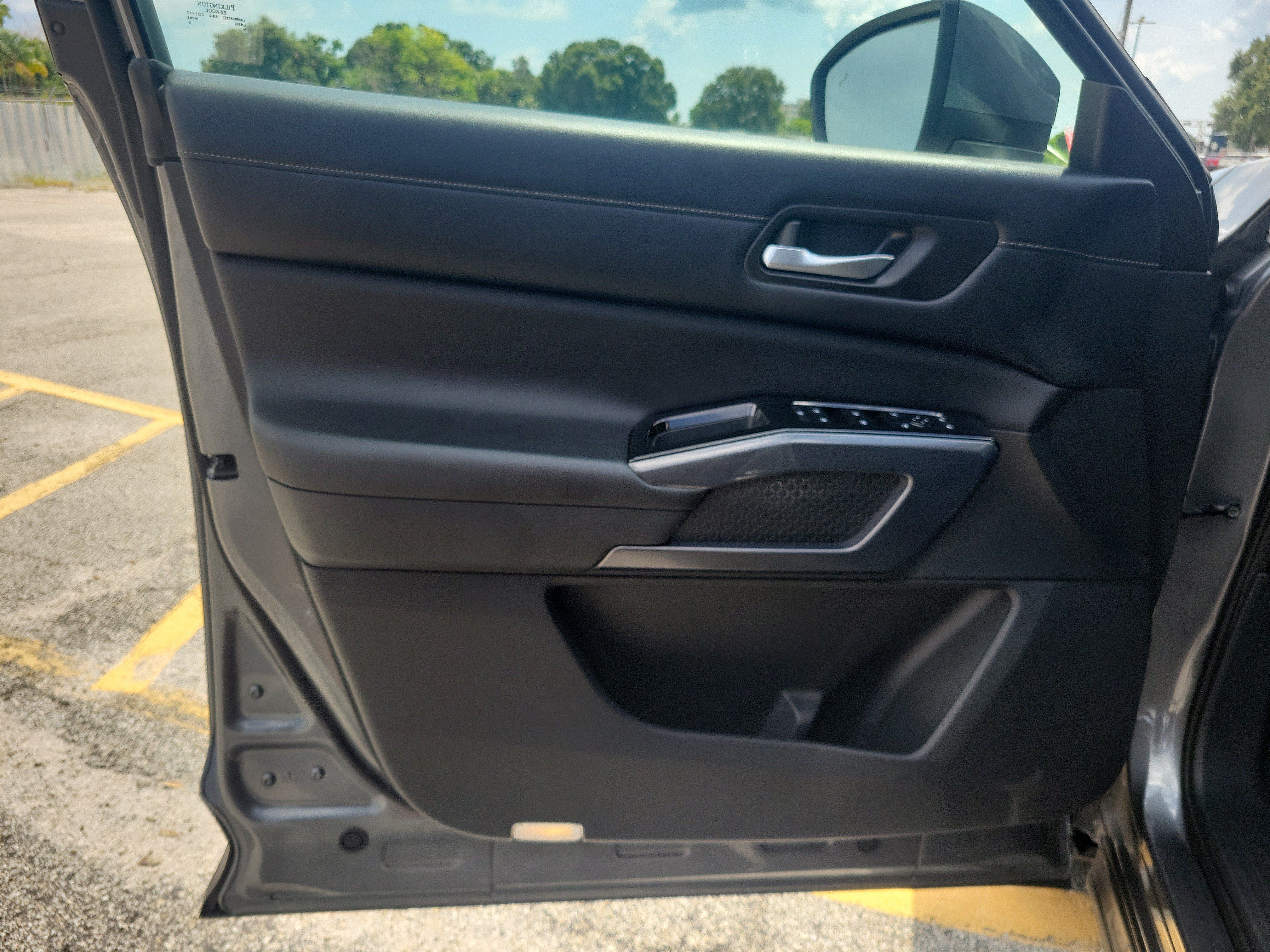 Used 2022 Nissan Pathfinder SL FWD image 15