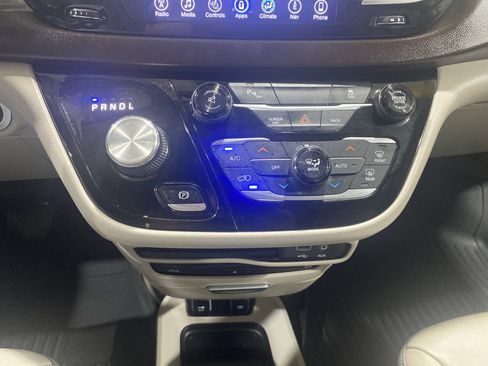 Used 2017 Chrysler Pacifica Touring-L Plus FWD image 25