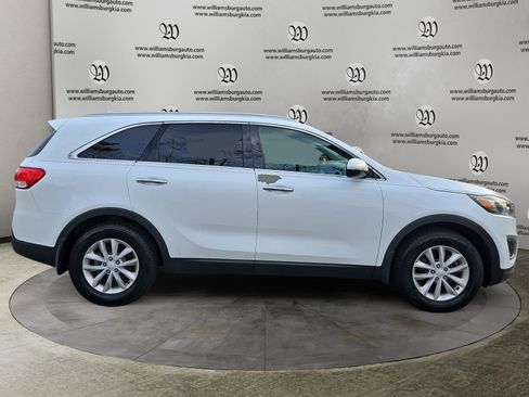 Used 2016 Kia Sorento LX w/ LX Convenience Package image 6