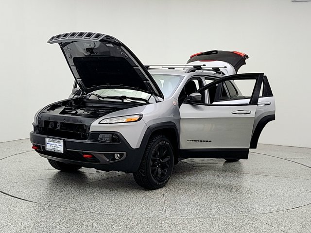 Used 2015 Jeep Cherokee Trailhawk w/ Cold Weather Group AWD/4WD image 9