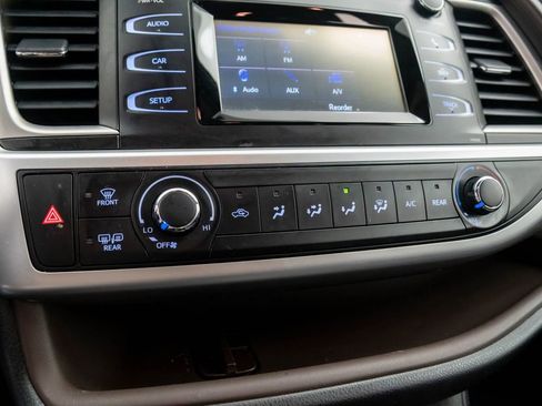 Used 2015 Toyota Highlander LE image 21