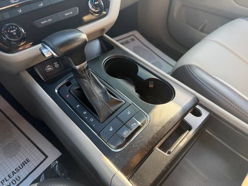 Used 2017 Kia Sedona LX w/ LX Essentials Premium Package FWD image 18